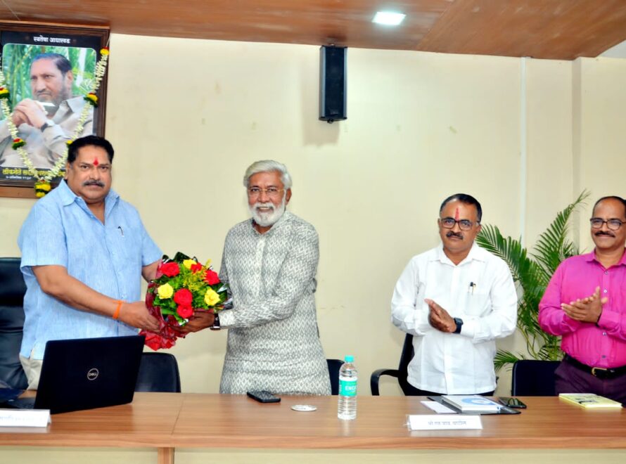 लोकनेते सदाशिवराव मंडलिक हमीदवाडा सहकारी साखर कारखान्याच्या ऑनलाइन टेंडरचा शुभारंभ रविवारी सकाळी खासदार संजय मंडलिक यांच्या हस्ते झाला. यावेळी जितूभाई शाह, एन. वाय. पाटील उपस्थित होते.