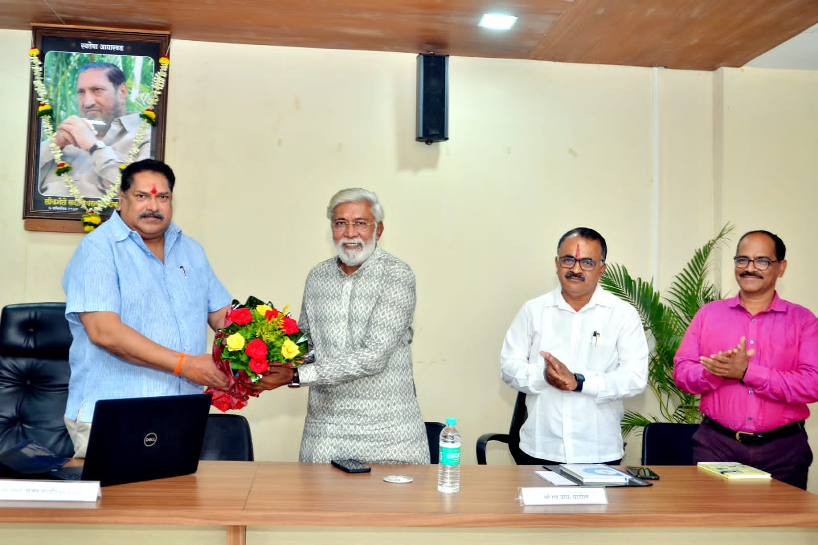 लोकनेते सदाशिवराव मंडलिक हमीदवाडा सहकारी साखर कारखान्याच्या ऑनलाइन टेंडरचा शुभारंभ रविवारी सकाळी खासदार संजय मंडलिक यांच्या हस्ते झाला. यावेळी जितूभाई शाह, एन. वाय. पाटील उपस्थित होते.